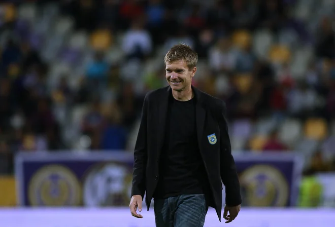 Simon Rožman je v suknjiču, a z domžalskim grbom, že gostoval v Ljudskem vrtu, zdaj je že na predstavitvi nosil &raquo;pravega s pravim&laquo; grbom. FOTO: Blaž Samec/Delo