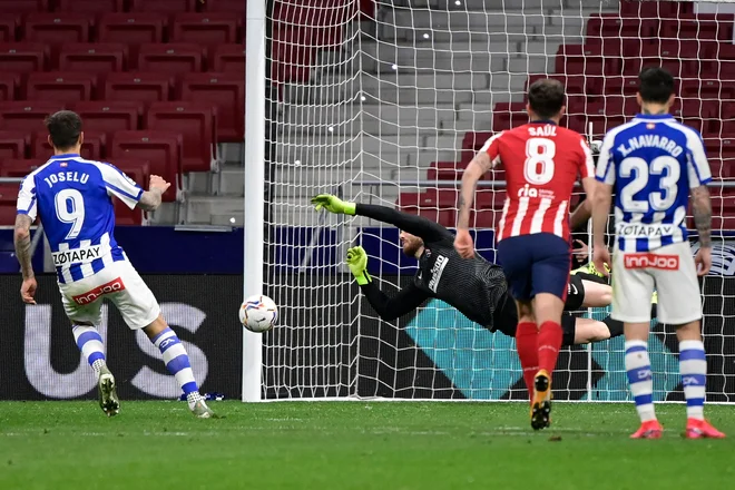 Jan Oblak je takole prebral načrt izvajalca kazenskega strela Joseluja. FOTO: Javier Soriano/AFP