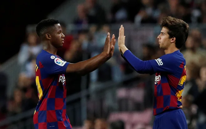 Medtem ko si Ansu Fati (levo) celi operirano koleno, bo Riqui Puig eden glavnih španskih adutov v Mariboru. FOTO: Albert Gea/Reuters