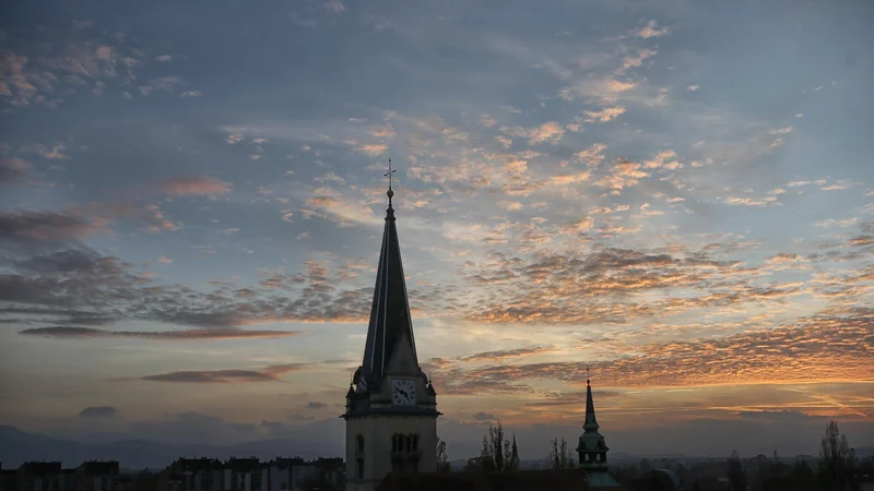 Fotografija: Malo čudno pa je, da so Slovenci, ki niso iz Ljubljane, razdeljeni na vse načine, enotni v nečem: ne marajo glavnega mesta in njegovih meščanov. FOTO: Blaž Samec/Delo