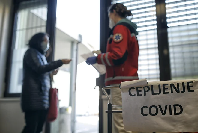 Z NIJZ so sporočili, da so za prvo prednostno skupino (za osebe, starejše od 80 let) zagotovili naročeno cepivo za vse cepilne centre in do 5. marca izpolnili vsa naročila za to skupino. FOTO: Blaž Samec/Delo