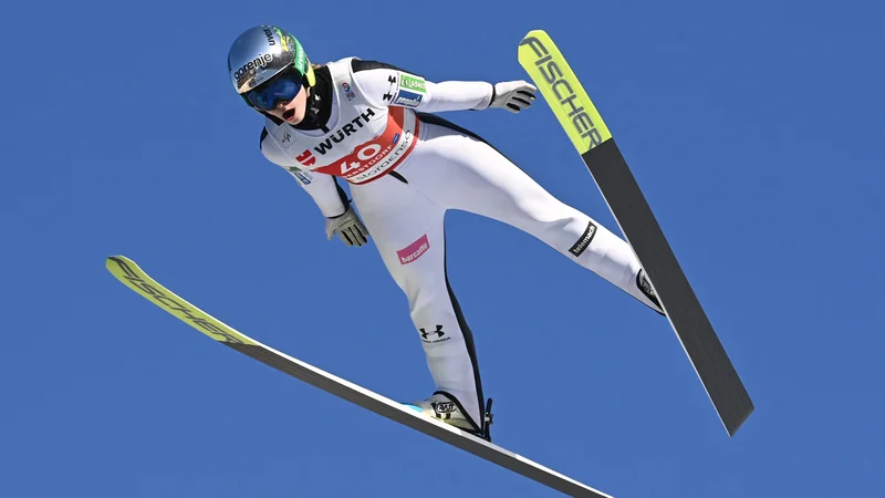 Fotografija: Nika Križnar lažje napada tekmice iz ozadja. FOTO: Christof Stache/AFP