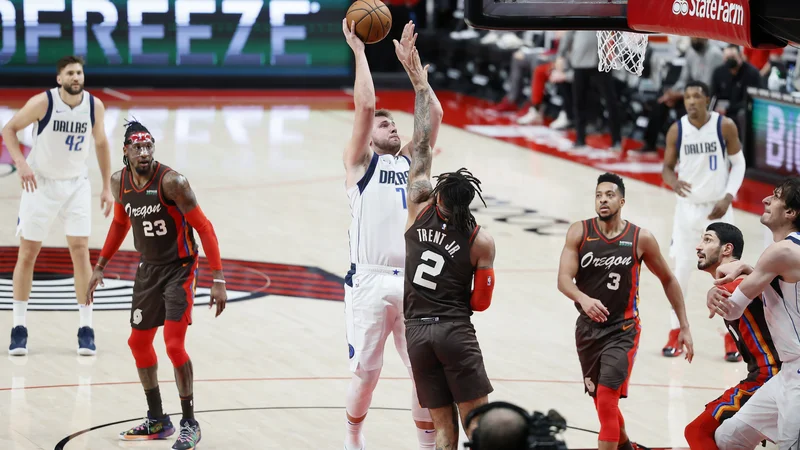 Fotografija: Luka Dončić je Portlandu nasul 37 točk, zgrešil je le enega izmed devetih poskusov za tri točke. FOTO: Soobum Im Usa/Today Sports