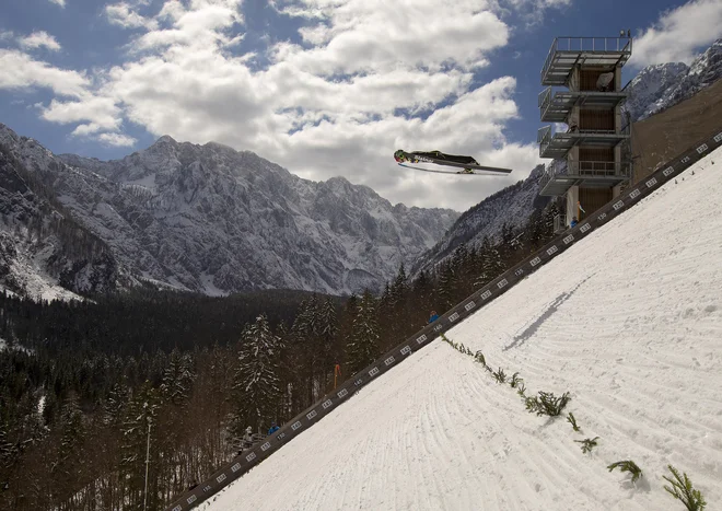 Skakalno elito na finalu sezone v Planici čakajo štiri tekme. FOTO: Matej Družnik/Delo