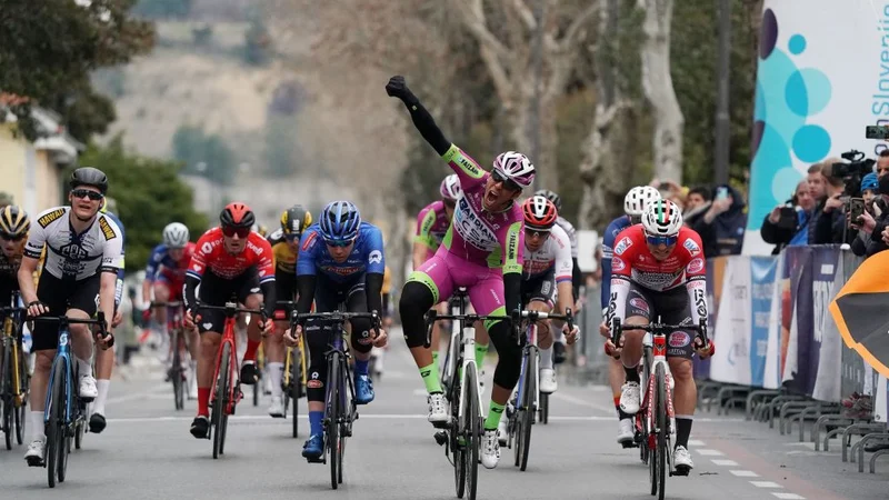 Fotografija: Po sedmih krogih v okolici Izole je bil odločilen ciljni sprint na Cankarjevem drevoredu. FOTO: Aleš Fevžer