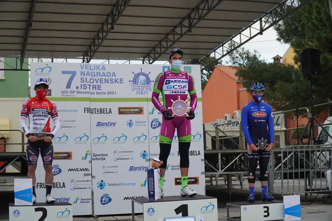 Najhitrejši je bil po treh urah in 56 minutah 29-letni Maestri, ki je ugnal dva rojaka,<strong> </strong>Leonarda Marchiorija (Androni Giocattoli – Sidermec) in Daniela Smarzara (D’Amico-UM Tools). FOTO: Gusto Santic