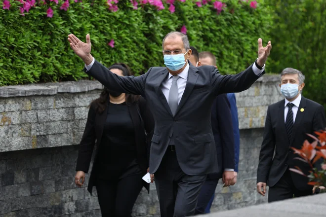 Ruski zunanji minister Sergej Lavrov je prvi tuji funkcionar, s katerim bo kitajsko politično vodstvo podelilo izkušnje z Aljaske. FOTO: Reuters