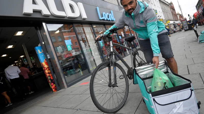 Fotografija: Dostavljavca hrane Deliveroo je lani kapitalsko podprl Amazon, letos pred kotacijo delnic poskuša zbrati še od 1,7 do dve milijardi evrov.
Foto Toby Melville/Reuters