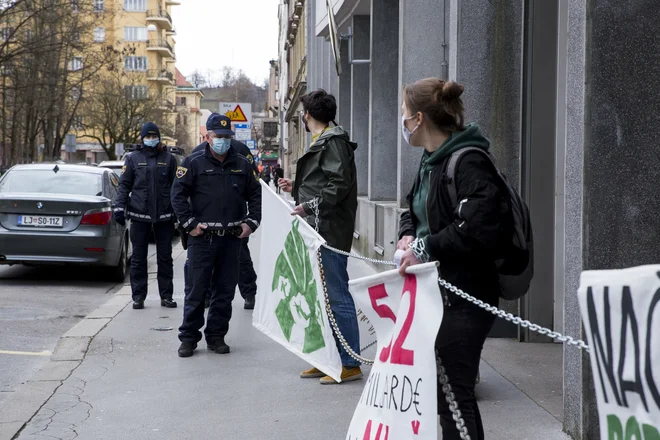 Mladi za podnebno pravičnost so se zaradi vladnega predloga načrta za okrevanje priklenili pred vladno poslopje. FOTO: Nejc Trampuž