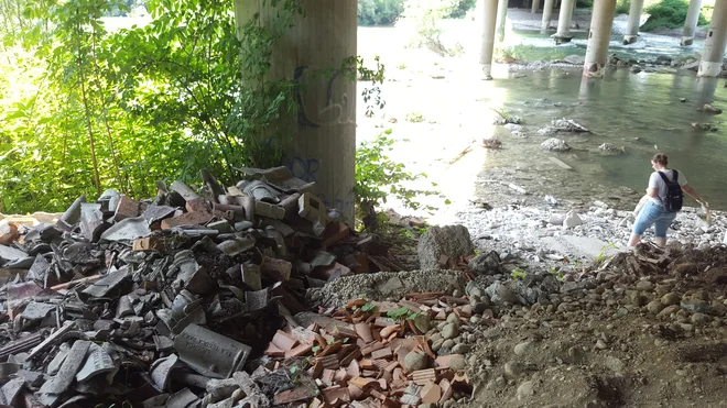 Rast izvoženih količin po mnenju Ekologov brez meja dokazuje pomanjkanje domačih kapacitet in trgov za recikliranje. FOTO: Borut Tavčar/Delo