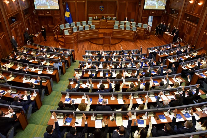Prvi sklic novega kosovskega parlamenta. FOTO: Laura Hasani/Reuters