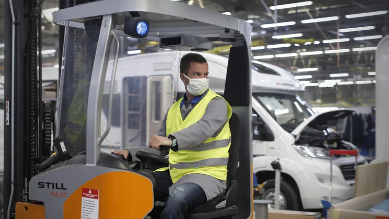 Fotografija: Slovensko gospodarstvo bo letos okrevalo predvsem zaradi izvozne industrije in gradbeništva. FOTO: Jure Eržen