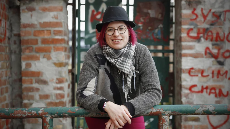 Fotografija: V prihodnje si Tanja Matijašević želi spisati pesniško zbirko ter izdati narečni strip o ribi in kozlu, ki ga soustvarja tudi umetnica Zarja Ražman. FOTO: Leon Vidic