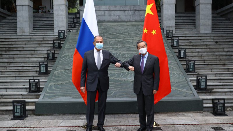 Fotografija: Ruski zunanji minister Sergej Lavrov in kitajski zunanji minister Wang Yi. FOTO: AFP