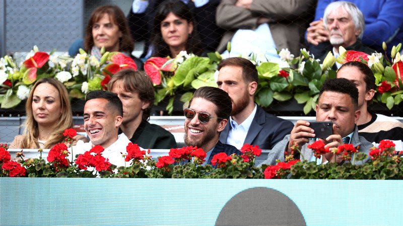 Fotografija: Luka Modrić in Jan Oblak (v sredini srednje vrste) si občasno skupaj ogledata kakšen teniški turnir v Madridu, toda v Stožicah bosta stala na nasprotnih bregovih. FOTO: Sergio Perez/Reuters