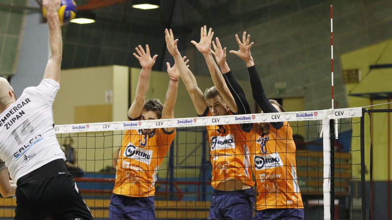 Fotografija: Odbojkarji moštva ACH Volley so le strli odpor igralcev kluba Calcit Volley. FOTO: Leon Vidic/Delo