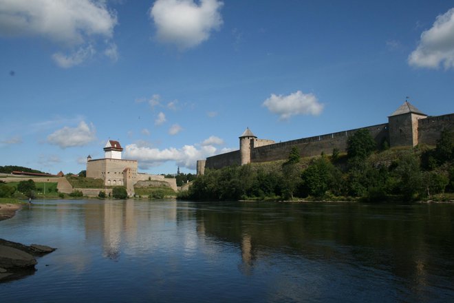 Grad v Narvi in trdnjava Ivangorod predstavljata edinstveni arhitekturni dvojček. FOTO: Marko Gams