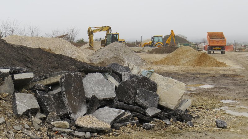 Fotografija: Inertne odpadke iz suhadolske jame bo treba odstraniti. FOTO: Bojan Rajšek/Delo