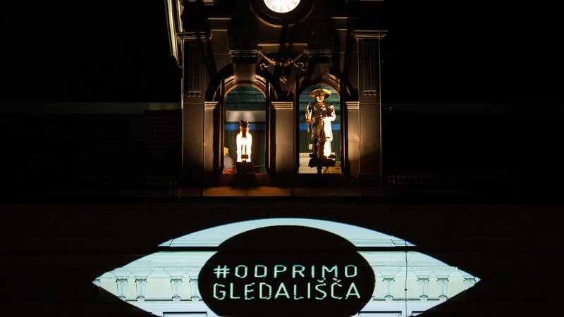 Fotografija: Z raz-stavo Nevidna si želijo v Lutkovnem gledališču Ljubljana opozoriti javnost in odločevalce na škodo, ki jo povzroča zaprtje gledališč. FOTO: Matej Povše