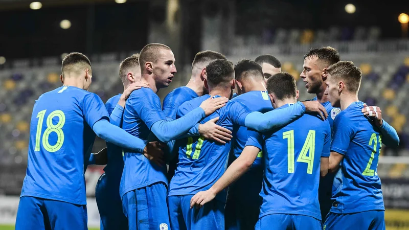 Slovenska nogometna reprezentanca do 21 let se je dolgo pripravljala za najpomembnejšo tekmovalno tekmo in turnir v zgodovini, za jutrišnjo uvodni dvoboj evropskega prvenstva v Ljudskem vrtu proti branilcu naslova Španiji. FOTO: Jure Banfi