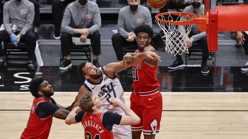 Fotografija: Utah je tudi v Chicagu potrdil vodilni položaj v NBA, v 31. zmagi pa je bil izjemen tudi francoski center Rudy Gobert (v sredini), ki je bil za las ob trojni dvojček. FOTO: Kamil Krzaczynski/Usa Today Sports