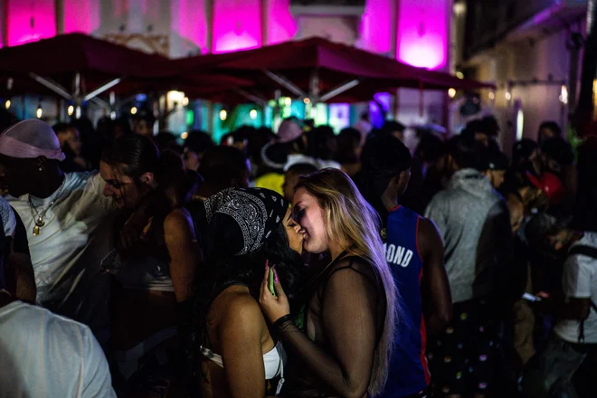 Mestne oblasti v Miamiju, ki so ga v okviru spomladanskih počitnic (spring brake) preplavile množice študentov, so podaljšale izredno stanje, da bi zaustavile širjenje koronavirusa. FOTO: Chandan Khanna/Afp<br />
<br />
