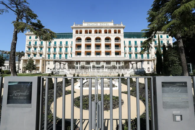 V Hotelu Kempinski Palace Portorož so se pripravljali na odprtje marca, potem za veliko noč, trenutno pa pogledujejo proti sredini maja oziroma juniju. FOTO: Marko Feist/Slovenske novica