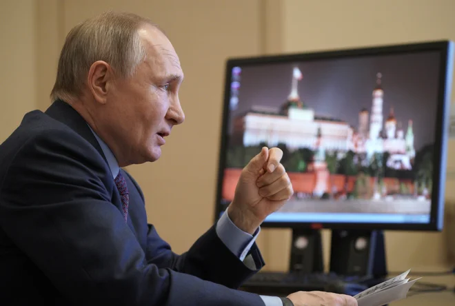 Bela hiša ni odgovorila na pobudo o javni videokonferenci Bidna s Putinom. FOTO: Sputnik/Reuters