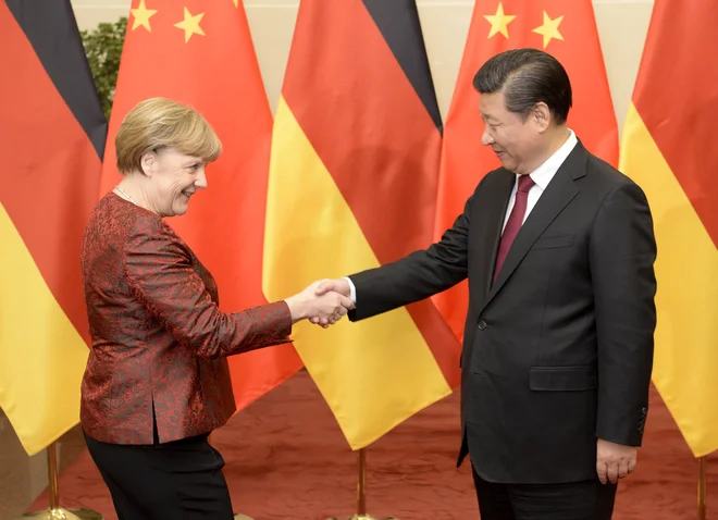 Tako sta se pred šestimi leti v Pekingu rokovala kanclerka Angela Merkel in kitajski predsednik Xi Jinping. Od takrat so se odnosi EU s Kitajsko močno poslabšali. FOTO: Muneyoshi Someya/Reuters