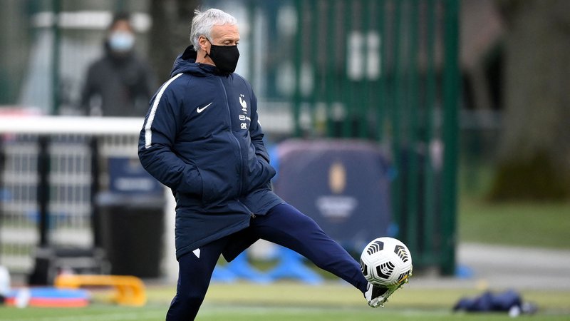 Fotografija: Igralska legenda Didier Deschamps seveda tudi v zrelih letih kot francoski selektor zna še vedno čarati z žogo. FOTO: Franck Fife/AFP