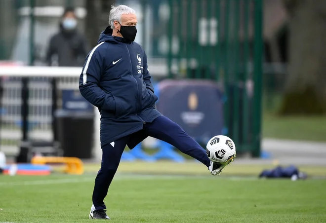 Igralska legenda Didier Deschamps seveda tudi v zrelih letih kot francoski selektor zna še vedno čarati z žogo. FOTO: Franck Fife/AFP
