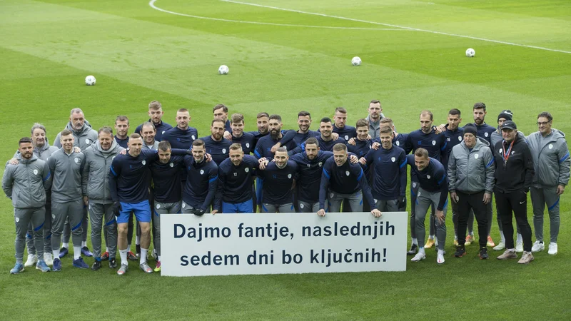 Fotografija: Slovenski reprezentanti in člani strokovnega štaba so na posrečen način zaželeli srečo sebi in mlajšim kolegom v izbrani vrsti U-21. FOTO: Jure Eržen