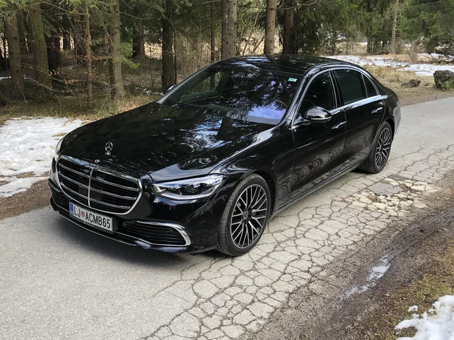 Kot se spodobi, je oblikovno še naprej klasična limuzina, pri čemer so s prefinjenimi linijami dosegli rekordno nizek količnik zračnega upora. FOTO: Aljaž Vrabec