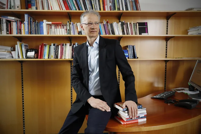 Univerza obstaja zato, da služi človeštvu, ne samo posamezni stroki ali znanstveni disciplini, je prepričan dr. Igor Lukšič, redni profesor na Fakulteti za družbene vede. FOTO: Leon Vidic/Delo