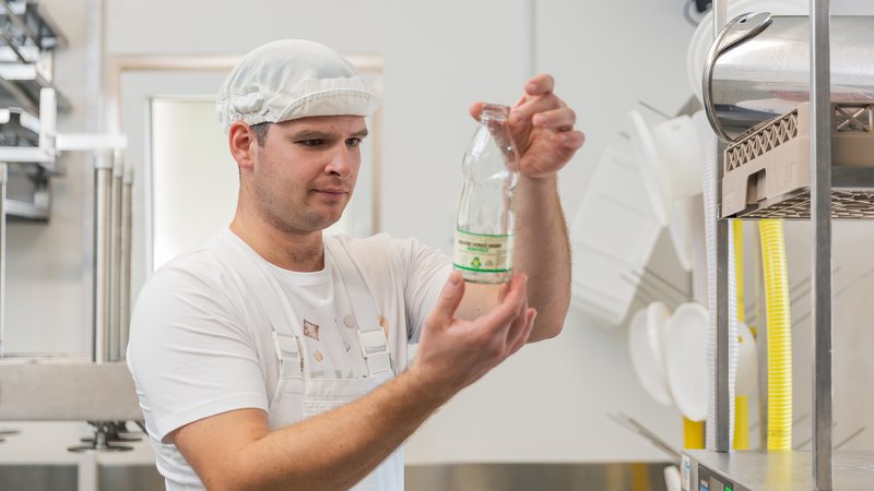 Fotografija: Na ekološki kmetiji Kukenberger iz Gorenjih Ponikev pri Trebnjem so se že leta 2018 odločili, da bodo mlečne izdelke iz svoje sirarne pakirali v povratno stekleno embalažo. FOTO: Aklih