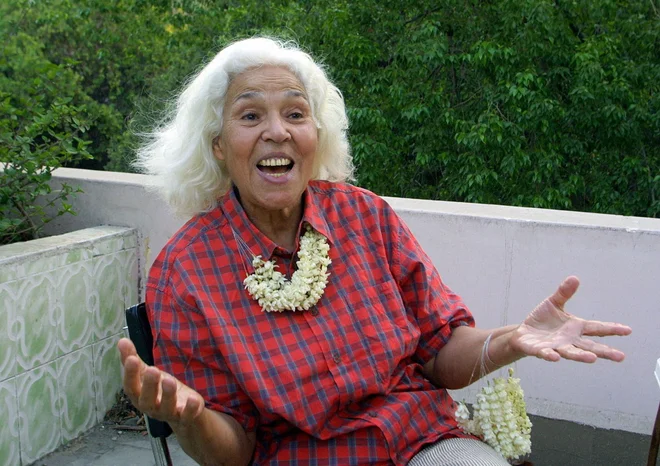 Egipčanska feministka in aktivistka Nawal El Saadawi leta 2001 na Društvu egipčanskih pisateljev, ki ji je izrazilo podporo, ko so jo oblasti obtožile, da žali islam. FOTO: Marwan Naamani/Afp
