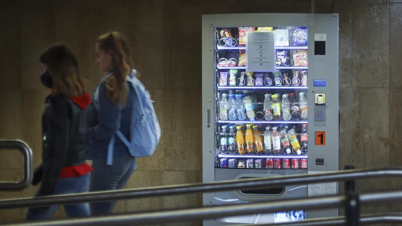 Fotografija: Optimalno alternativo sladkim pijačam predstavljata voda in nesladkan čaj ali limonada, na tržišču pa je tudi vedno več aromatiziranih vod z nizko energijsko vrednostjo in vsebnostjo sladkorjev, brez dodanih sladil. FOTO: Jože Suhadolnik