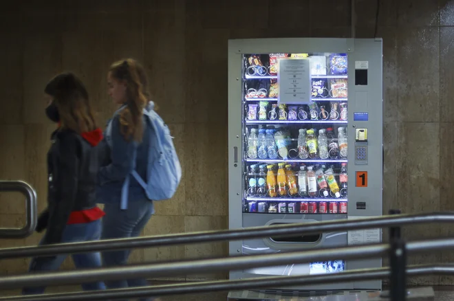 Optimalno alternativo sladkim pijačam predstavljata voda in nesladkan čaj ali limonada, na tržišču pa je tudi vedno več aromatiziranih vod z nizko energijsko vrednostjo in vsebnostjo sladkorjev, brez dodanih sladil. FOTO: Jože Suhadolnik
