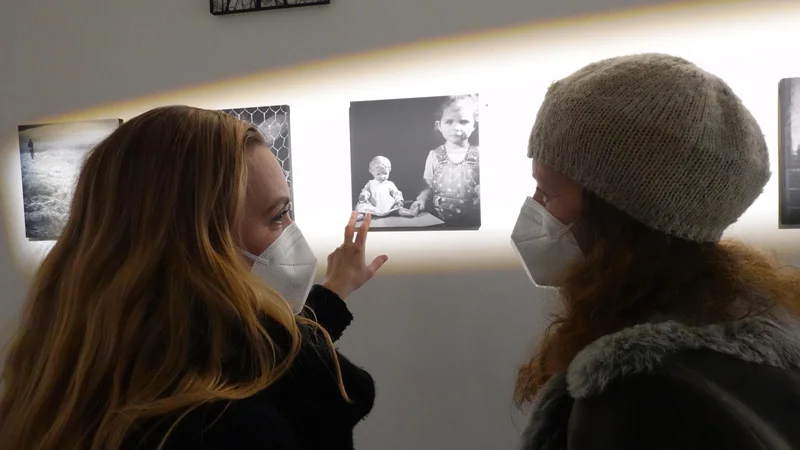 Fotografija: Avtorica v petek odprte razstave Arven Šakti Kralj Szomi v pogovoru z avstrijsko pisateljico Marlene Streeruwitz, ki je za katalog prispevala esej.
FOTO: Béla Szomi Kralj