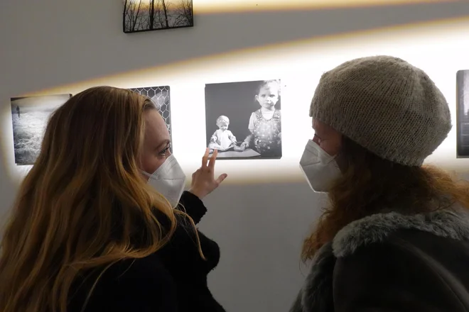Avtorica v petek odprte razstave Arven Šakti Kralj Szomi v pogovoru z avstrijsko pisateljico Marlene Streeruwitz, ki je za katalog prispevala esej.<br />
FOTO: Béla Szomi Kralj