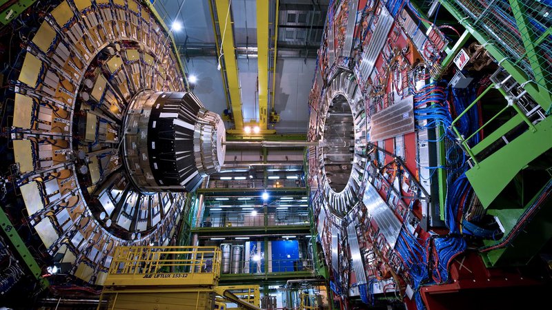 Fotografija: Znanstveniki že od leta 2014 v meritvah trkov LHCb, enega od štirih velikih eksperimentov v trkalniku, opažajo odstopanja v razpadanju kvarkov b. FOTO: Cern 
