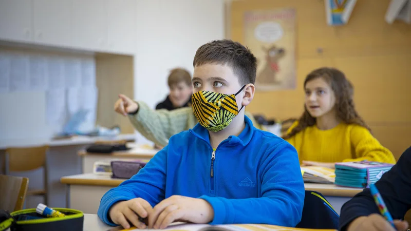 Fotografija: Po modelu C1 bi bili en teden v šoli učenci šestih in sedmih razredov, naslednji teden pa učenci osmih in devetih razredov. Učenci od prvega do petega razreda bi bili v šoli ves čas. Kdaj bi novi model uporabili, še ni znano, šolam so ga posredovali zato, da bi se lahko pripravile. FOTO: Jože Suhadolnik/Delo