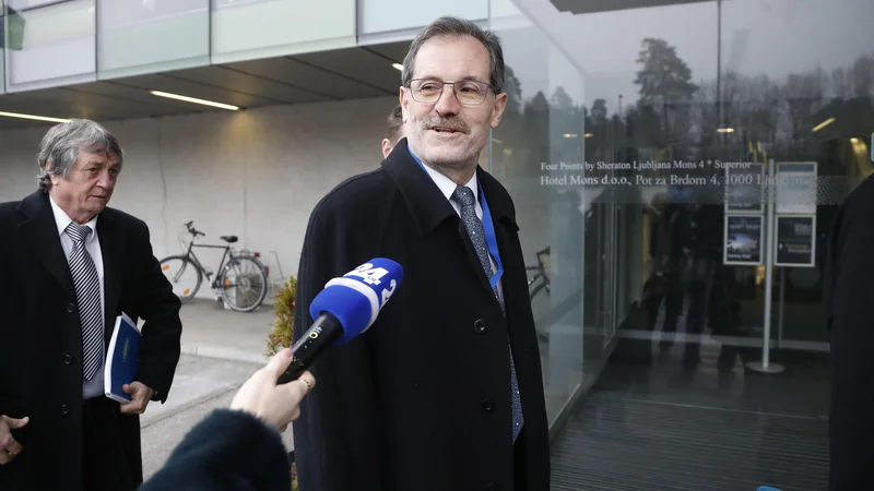 Fotografija: Jurij Lep sicer ni pritrdilno odgovoril na vprašanje, ali se o tem pogovarja s tremi poslanci SMC. FOTO: Leon Vidic/Delo