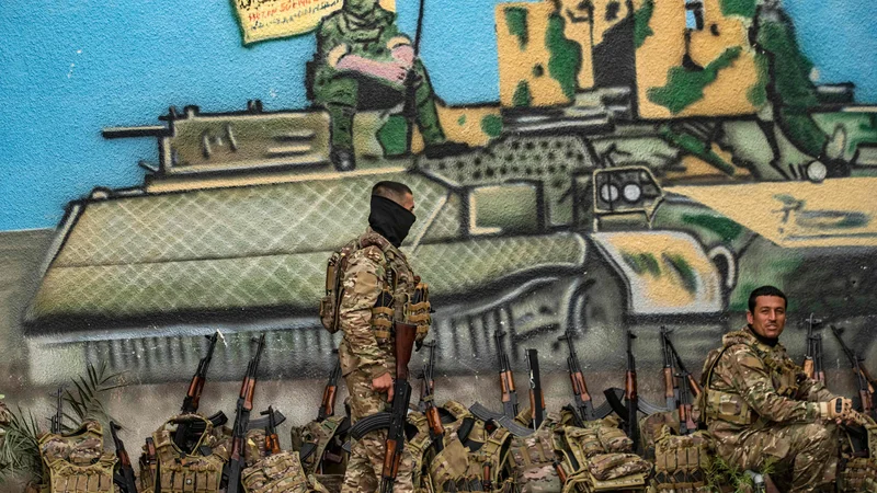 Fotografija: Pripadniki Sirskih demokratičnih sil (SDF), ki jih večinoma tvorijo kurdski borci, med proslavo druge obletnice vojaške zmage nad IS. FOTO: Delil Souleiman/AFP