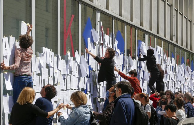 Protest kulturnikov pred stavbo ministrstva za kulturo maja lani. FOTO: Matej Družnik/Delo