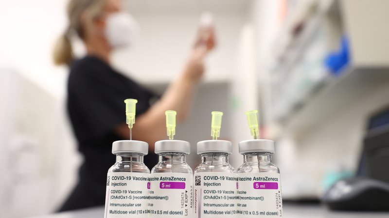 Fotografija: Ko so se pojavili dvomi o varnosti cepiva AstraZenece, je večina evropskih držav začasno prenehala s cepljenjem. A kakšni vzgibi so v ozadju te na videz naravne odločitve. Foto Kai Pfaffenbach/Reuters