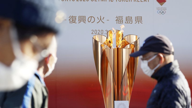 Fotografija: Olimpijska bakla bi morala pot po japonskih otokih v Fukušimi začeti 26. marca lani, tako kot OI so tudi ta dogodek zamaknili za 364 dni. FOTO: Kyodo/Reuters
