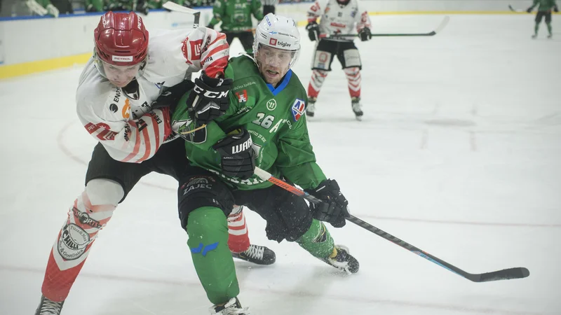 Fotografija: Hokejisti Olimpije (zeleni dresi) in Jesenic (beli) bodo tudi v četrtfinalu alpske lige branili čast slovenskega hokeja. FOTO: Jure Eržen