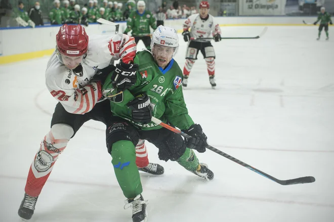 Hokejisti Olimpije (zeleni dresi) in Jesenic (beli) bodo tudi v četrtfinalu alpske lige branili čast slovenskega hokeja. FOTO: Jure Eržen