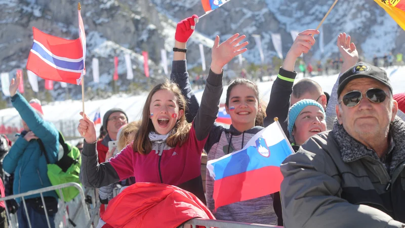 Fotografija: V Planici je letos manj živahno kot sicer ob koncu skakalne sezone, na virtualnih tribunah navijamo od doma. FOTO: Marko Feist/Slovenske novice